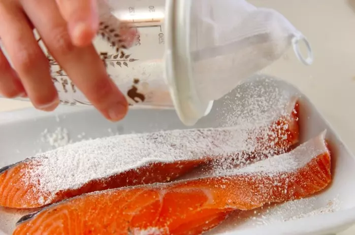 カレーソースがけサーモンソテーの下準備1