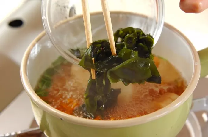 ワカメとニンジンのお吸い物の作り方2