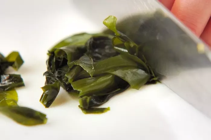 ワカメとニンジンのお吸い物の下準備1