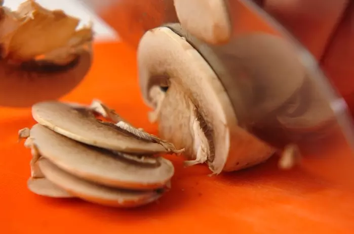 レタスとマッシュルームのサラダの下準備2