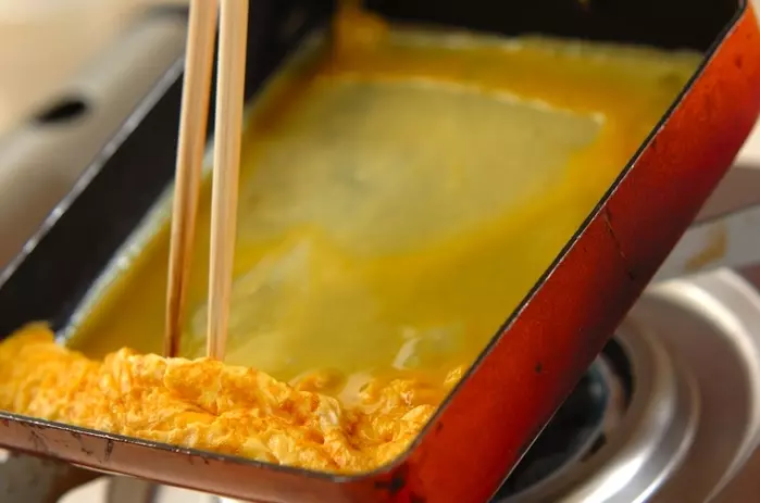 定番だし巻き卵の作り方3