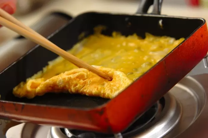 定番だし巻き卵の作り方2