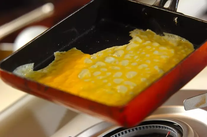 定番だし巻き卵の作り方1