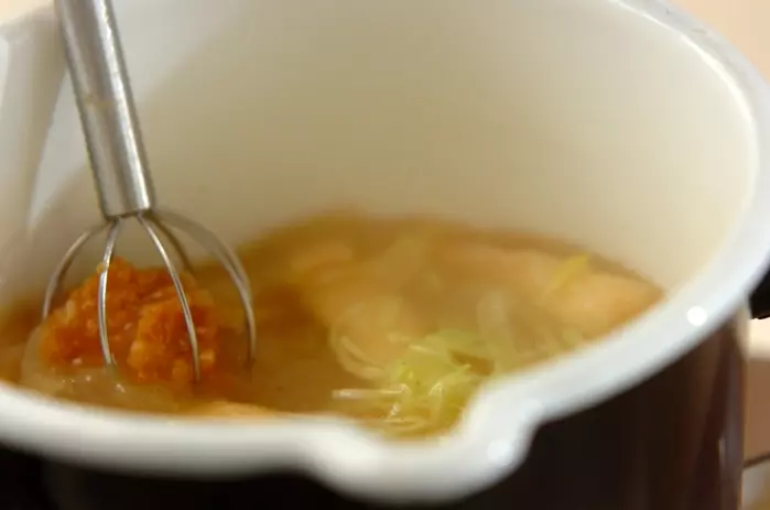 せん切りキャベツのみそ汁の作り方1