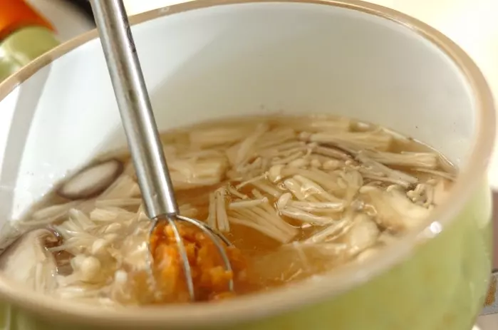 エノキとシイタケのみそ汁の作り方2
