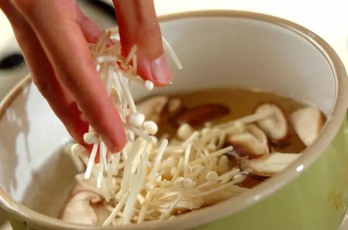 エノキとシイタケのみそ汁の作り方1