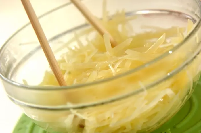 せん切りジャガイモのサラダの作り方1