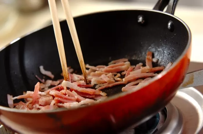 卵とベーコンのサラダの下準備1