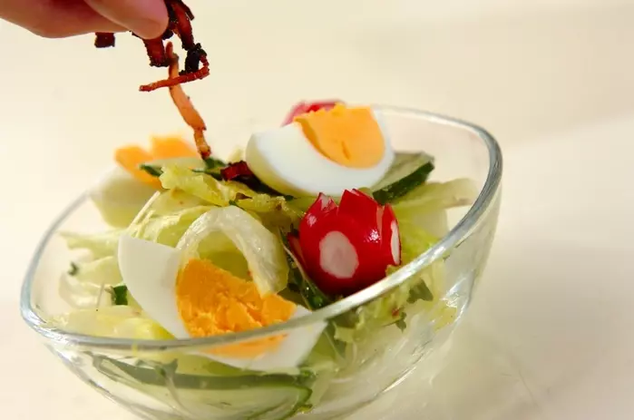 卵とベーコンのサラダの作り方1