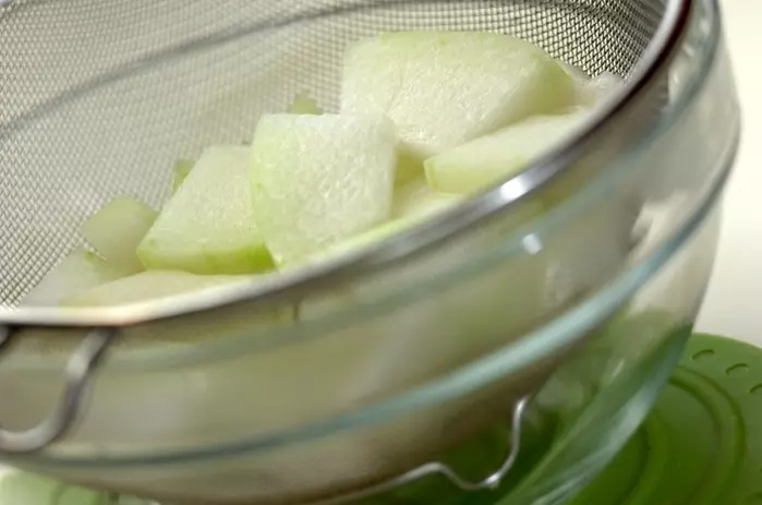 具だくさんの冬瓜スープ煮の下準備1