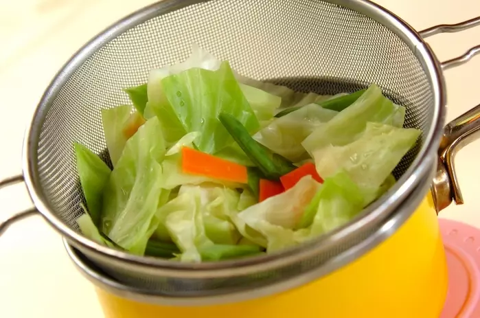 ゆでキャベツのゴマ酢和えの作り方1