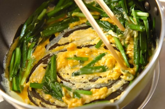 ニラとミツバの卵とじの作り方2