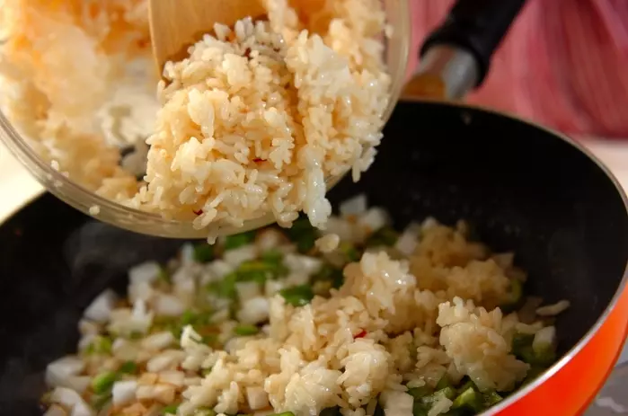 エビのエスニックチャーハンの作り方3