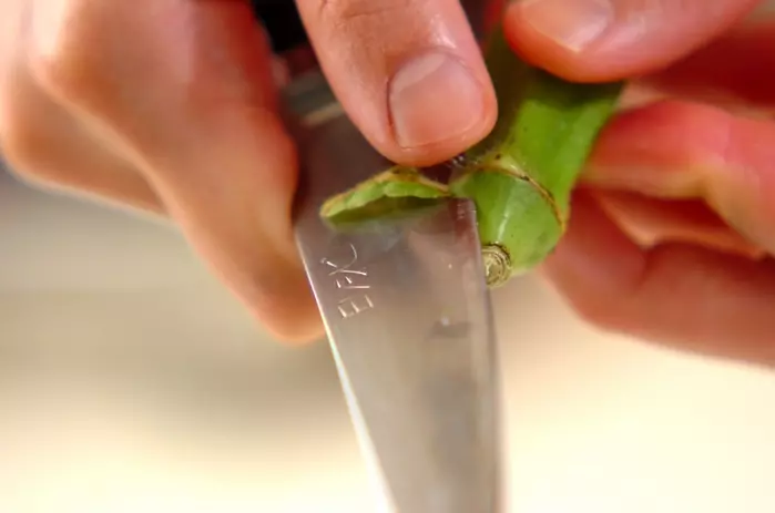 オクラと大和芋のみそ和えの下準備1