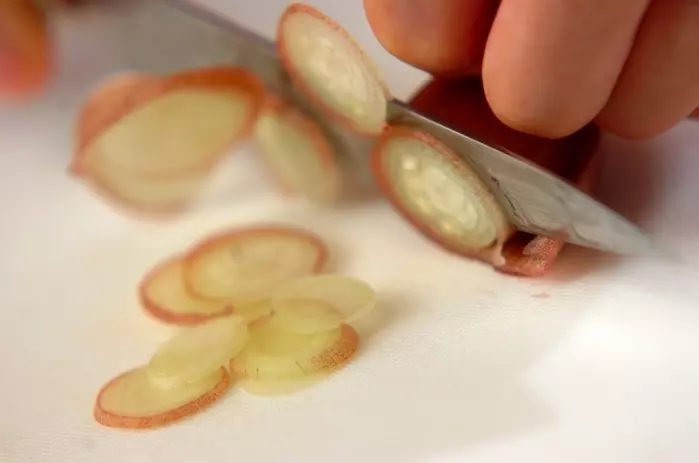 ジュンサイとミョウガのみそ汁の下準備2