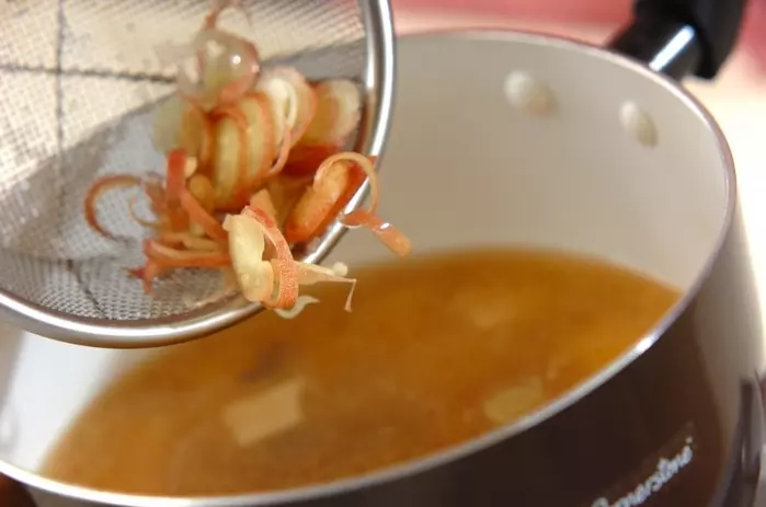 ジュンサイとミョウガのみそ汁の作り方2