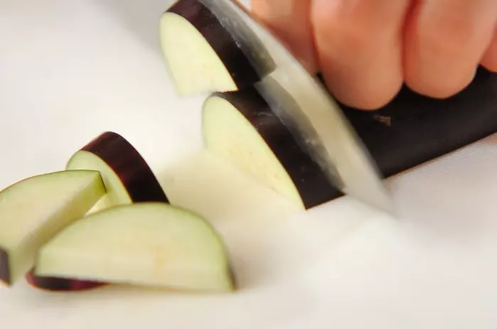 ナスの和風チーズ炒めの下準備1