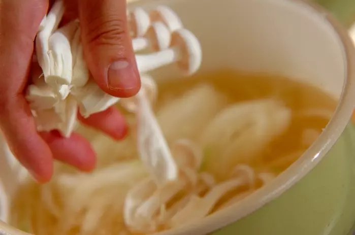 ホワイトシメジとワカメのスープの作り方1