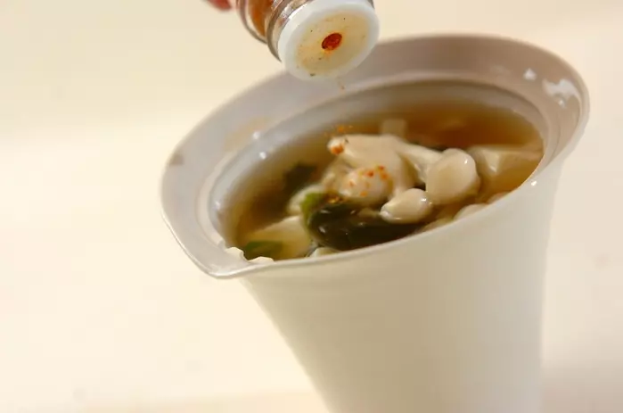 ホワイトシメジとワカメのスープの作り方2