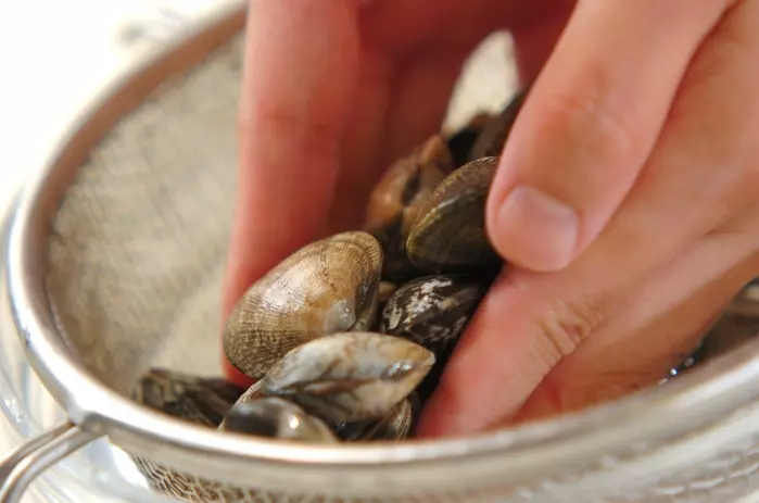アサリのガーリック白ワイン蒸しの下準備1