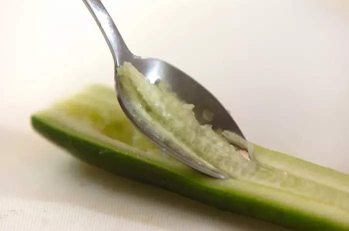 キュウリと大根のマリネの下準備1