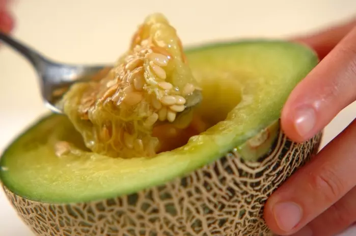 メロンのブランデーがけの下準備1