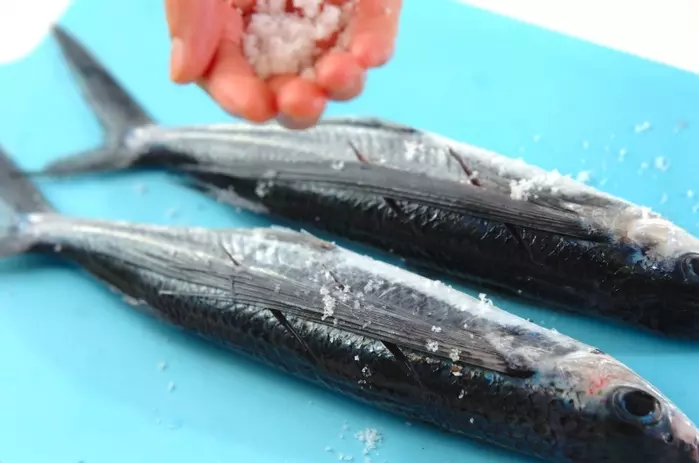トビウオの塩焼きの下準備1