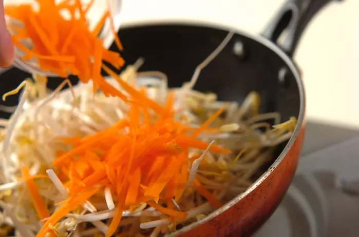 豚肉入りモヤシの山椒炒めの作り方1