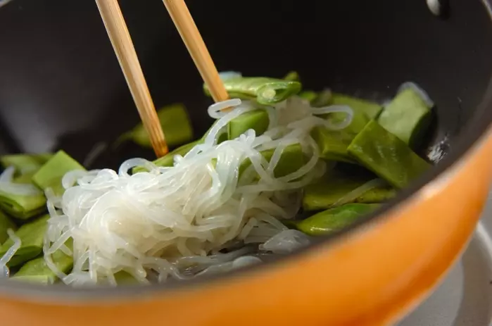 モロッコインゲンとしらたきの炒め煮の作り方1