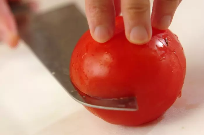 まるごとトマトのサッパリスープの下準備1