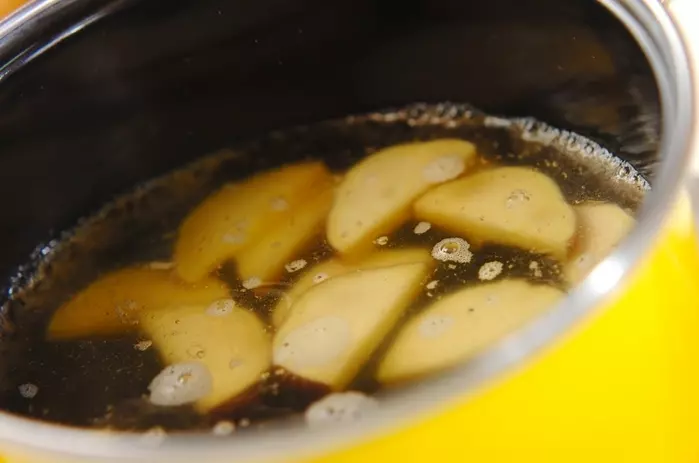 サツマイモのゴマみそ汁の作り方1