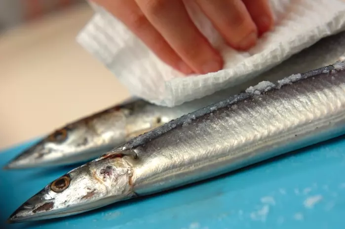 サンマの塩焼きの下準備1