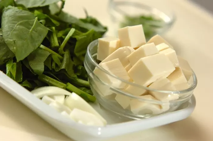 ホウレン草と玉ネギのみそ汁の下準備1