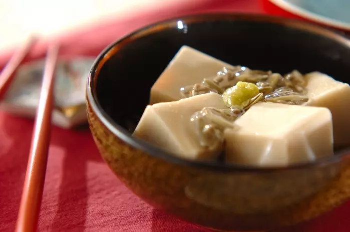 ジュンサイ添えゴマ豆腐