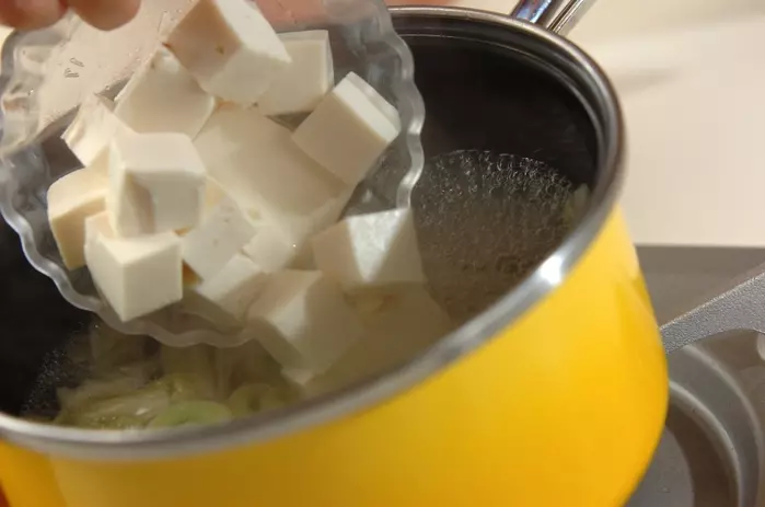 豆腐と白菜のみそ汁の作り方2