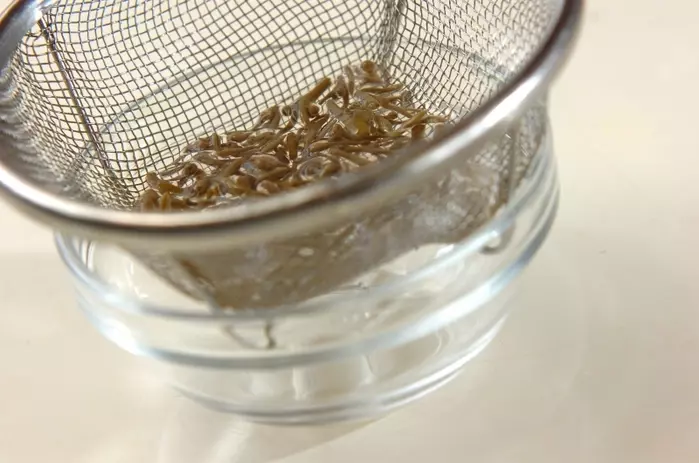 落とし卵とジュンサイのお吸い物の下準備2