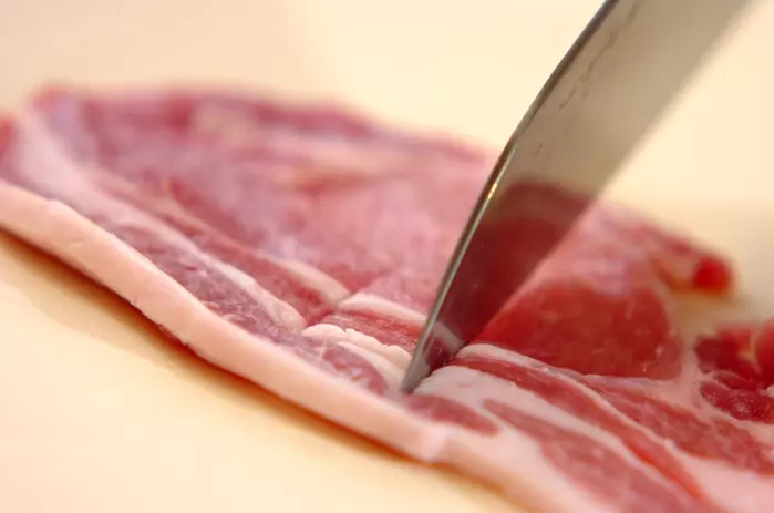 生姜焼きは黄金比のたれが決め手 絶品の味を伝授 by杉本 亜希子さんの下準備1