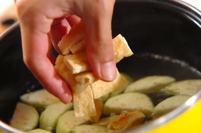 ナスと油揚げのみそ汁の作り方1