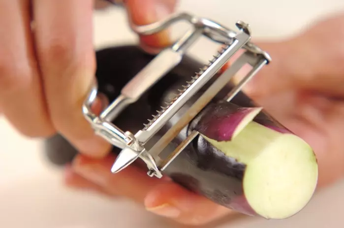 ナスと油揚げのみそ汁の下準備1