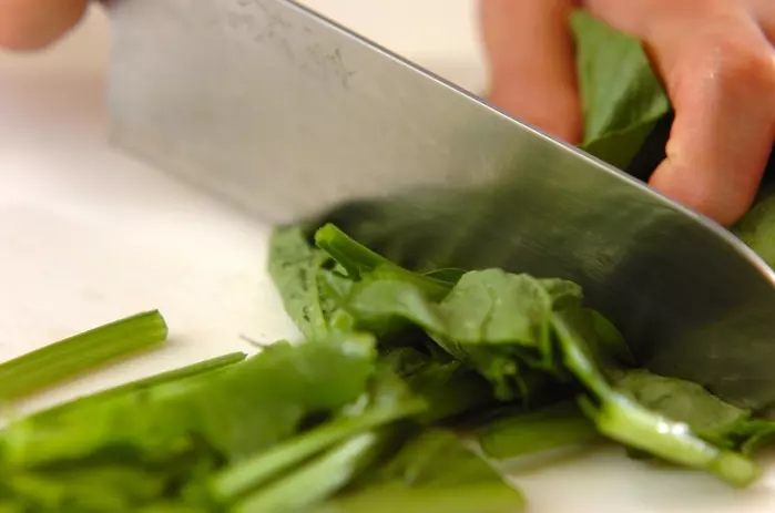 青菜とマイタケのサッと煮の下準備1