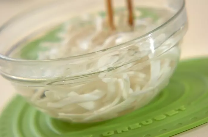 イカそうめんのキムチ和えの下準備1