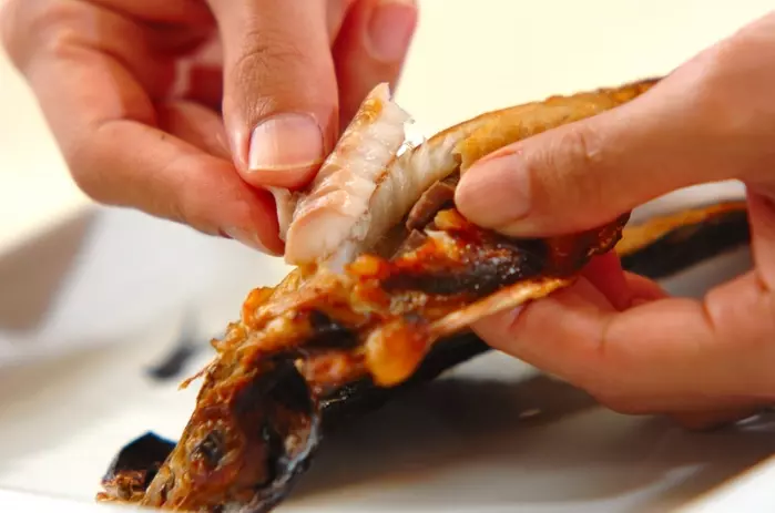 アジの干物でオムライスの下準備1