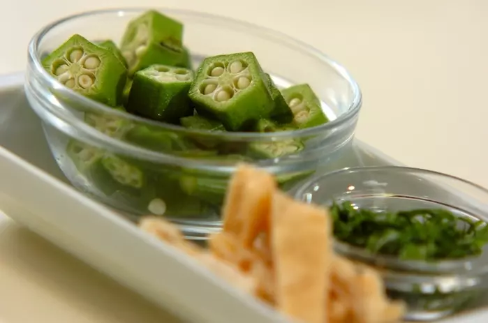 オクラと納豆のみそ汁の下準備1