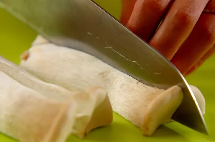 エリンギの甘辛炒めの下準備1