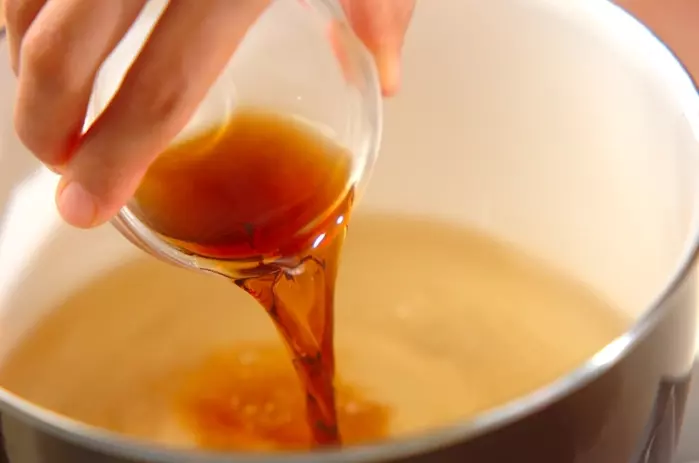 天かすとワカメの汁の作り方1