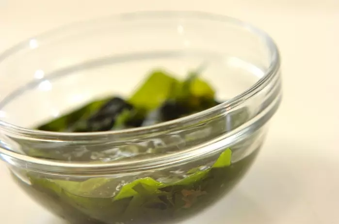 天かすとワカメの汁の下準備1