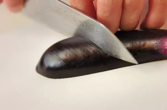 ナスとシイタケの煮物の下準備1