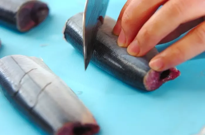 フライパンでサンマのカレー焼きの下準備1