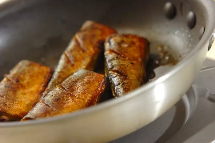 フライパンでサンマのカレー焼きの作り方2