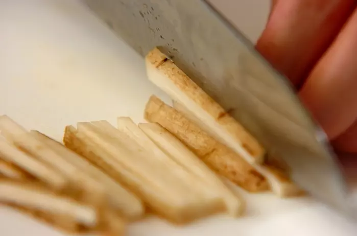 ゴボウのからしゴマサラダの下準備1